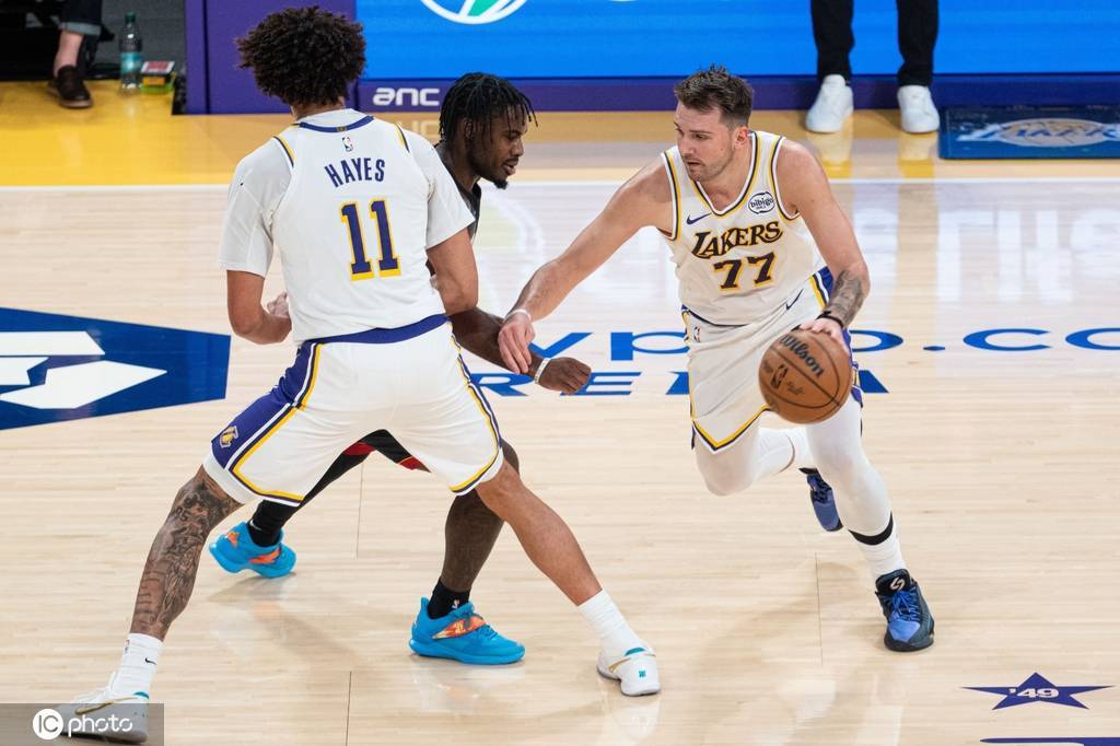 东契奇高情商湖人渐入佳境!教科书级带队造多赢结局